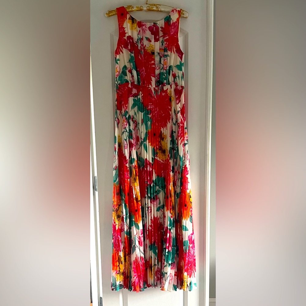 Maxi sleeveless pleated floral party dress